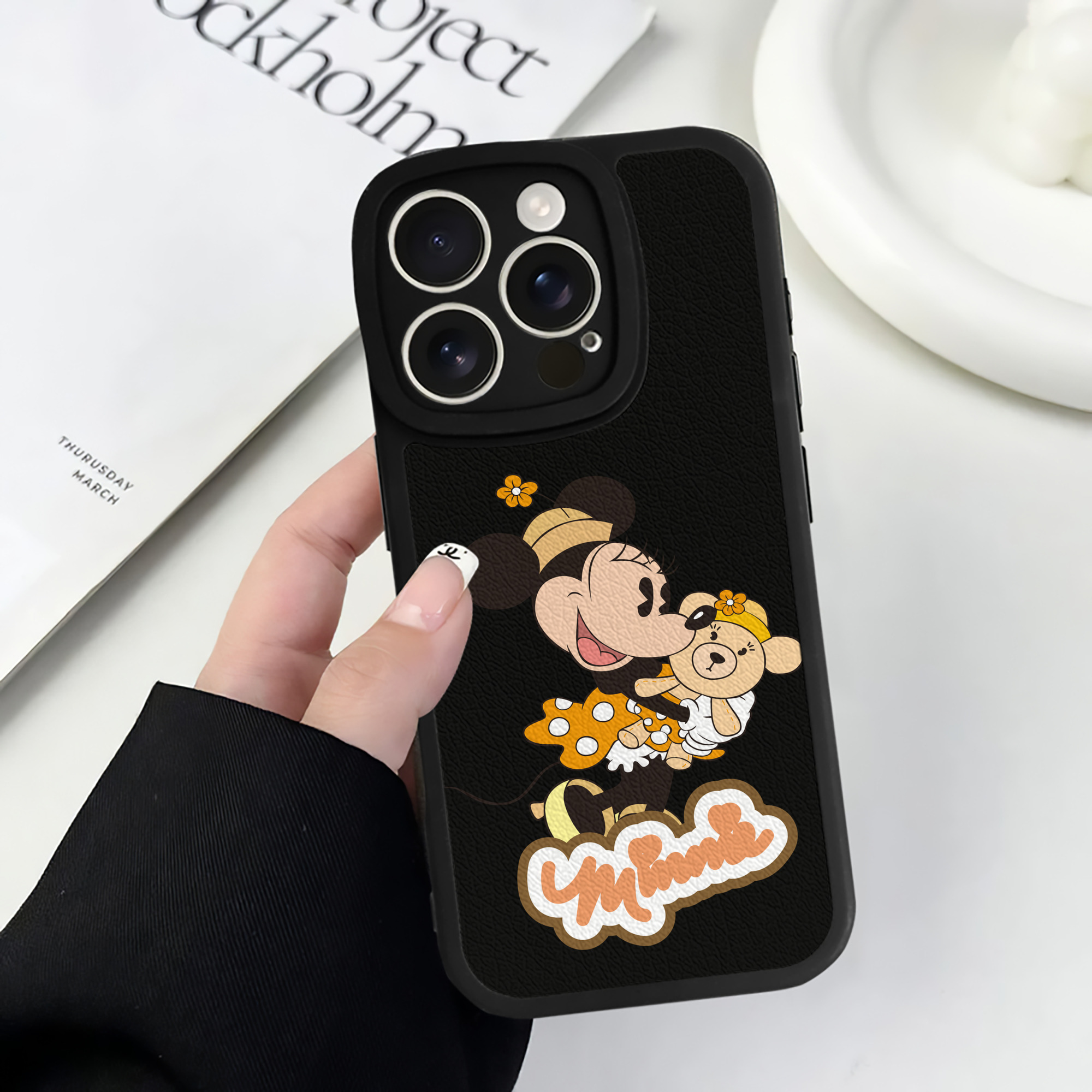 （画像用） ミッキーマウス Mickey Mouse 【iPhone 16シリーズ対応】シリコンスマホケース（レザー調） 材質：シリコン